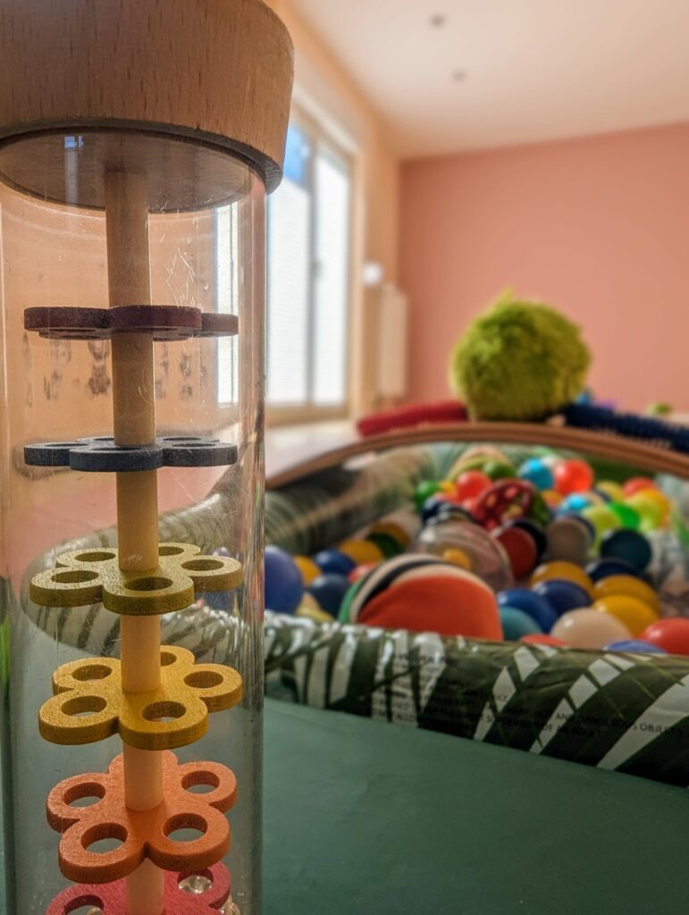 Regenmacher für Kinder vor Spielbällen